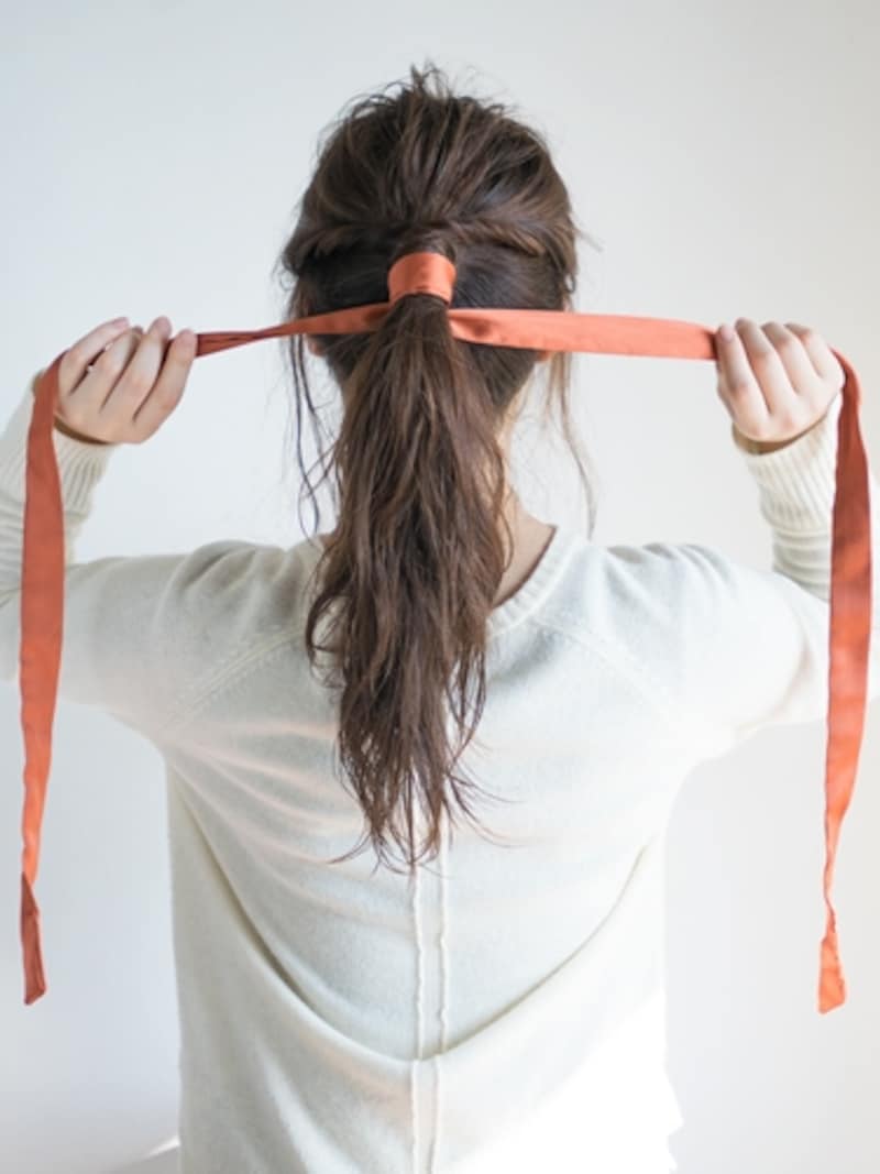 結び目にリボンを巻きつける