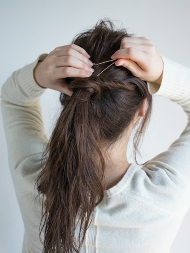 サイドの毛束を巻きつけてピンで固定