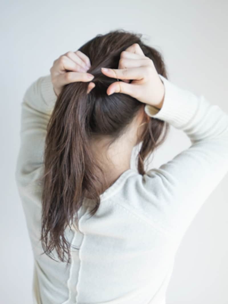 高めの位置でポニーテールにする