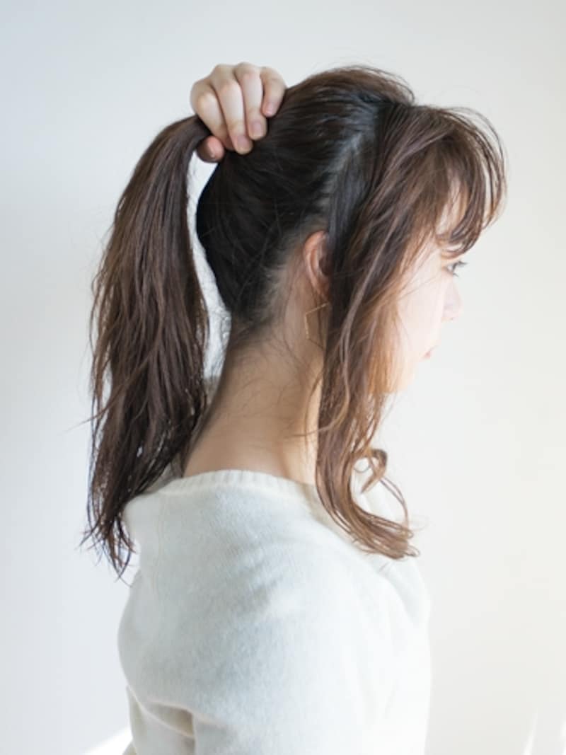 サイドとバックに髪をざっくり分ける