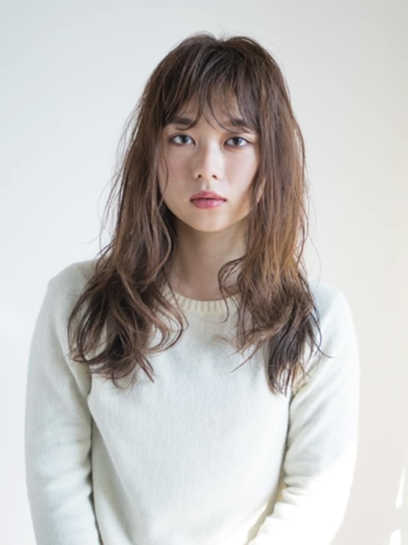 ゆるくパーマがかかったロングヘア