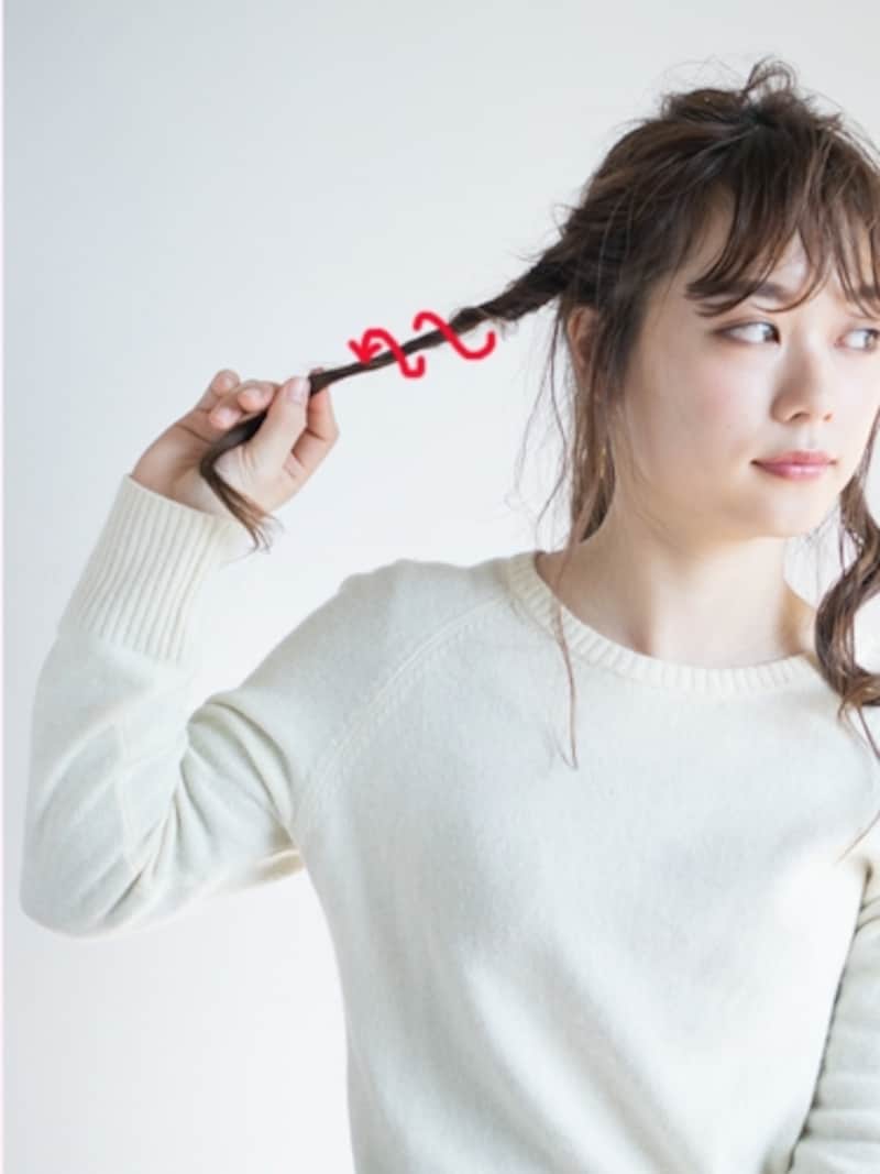 指先を回してねじる