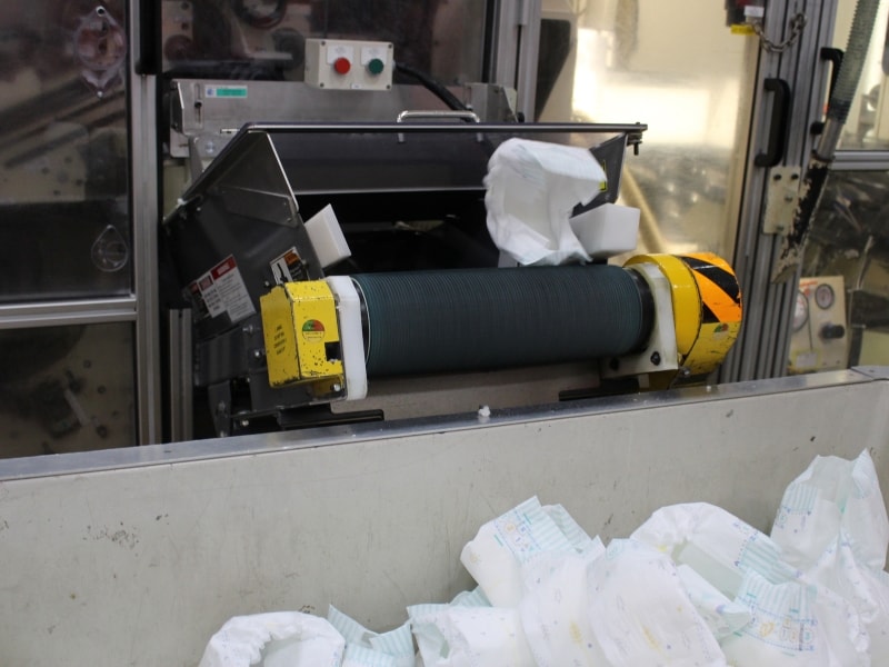 製造ライン内には高精度な「ビジュアルセンサー」があり、不良品があればラインからはじき出されます