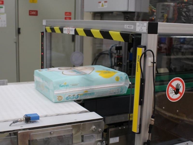 チェックをパスした紙おむつたちが、次々とパックされていきます