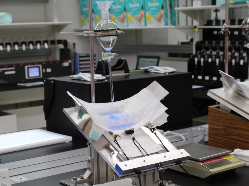 吸水テストでは、赤ちゃんのおしっこが横漏れしないか、斜めの状態でのチェック！サイドギャザーがせき止めていますね