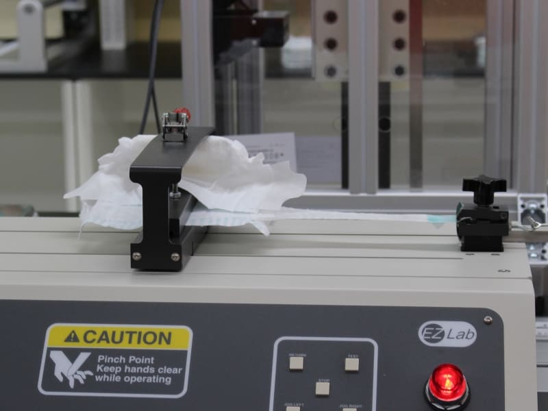 テープの強度をチェックするテストでは、そんなに伸ばさなくても～というほど伸ばしても、なかなか切れません(笑)