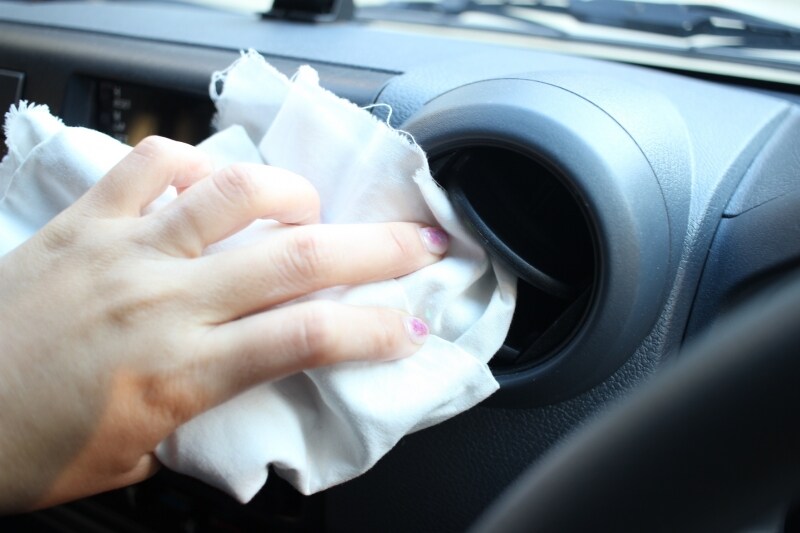 雑巾などで拭きとれる部分は、さっと拭きます。