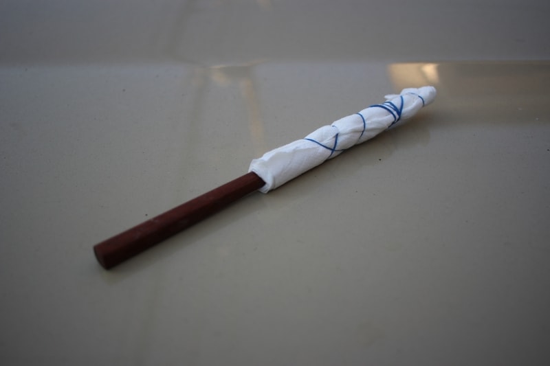 細い棒の先に布を巻きつけたもの