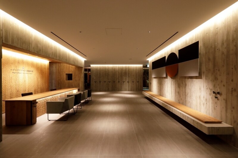 ゲストも座れるような配慮が嬉しいフロント