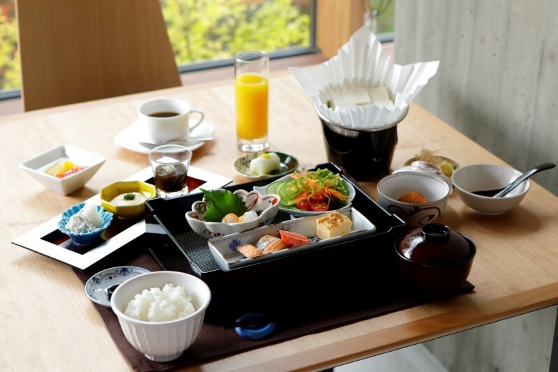 ある日の朝食メニュー。ディナーは坂本尚彦調理長の手による懐石料理が楽しめる
