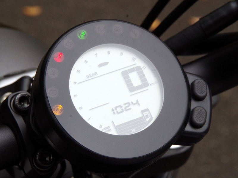 XSR700のメーターは丸型に変更