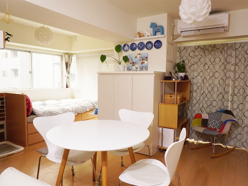 一人暮らしの部屋実例。部屋のあちこちに飾られたアニマルオブジェが可愛い。飾ることを楽しんでいることが伝わるインテリア