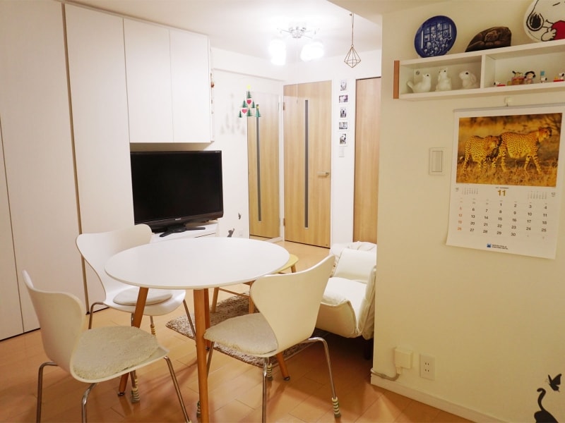 一人暮らしの部屋実例。左手に見えるテレビ台も兼ねた大型収納。大容量で使いやすく考えられている