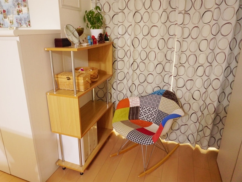 一人暮らしの部屋実例。窓際に置かれたカラフルなチェアがインテリアのアクセントに