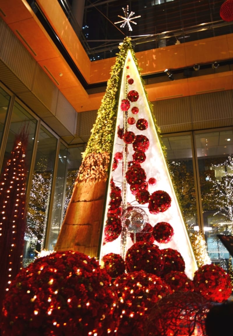 丸ビル1階の“Blooming Anniversary Tree”