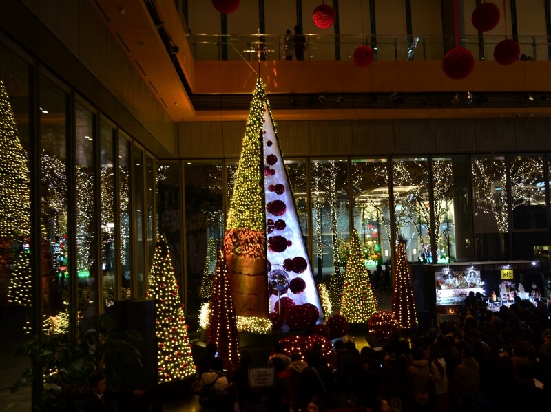 丸ビル１階のマルキューブの“Blooming Anniversary Tree”