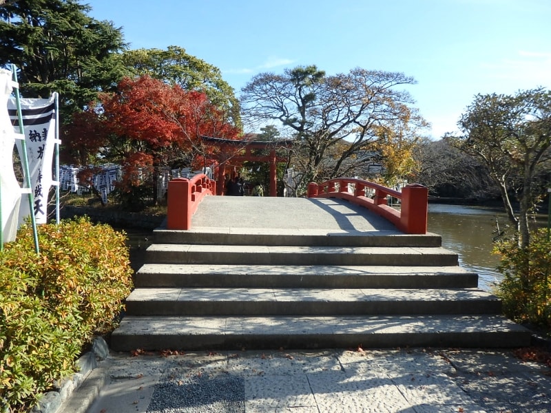 源氏池の橋を渡って旗上弁財天社へ