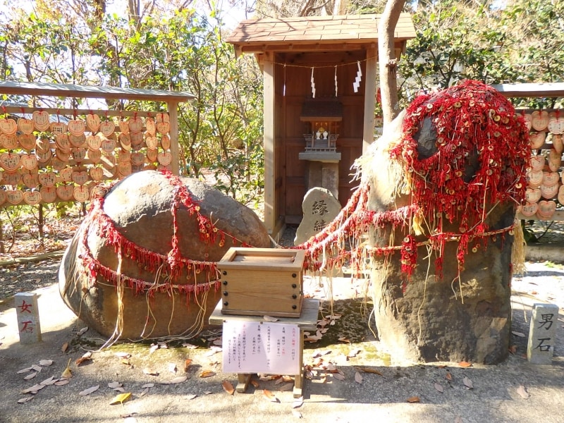 葛原岡神社の男石・女石