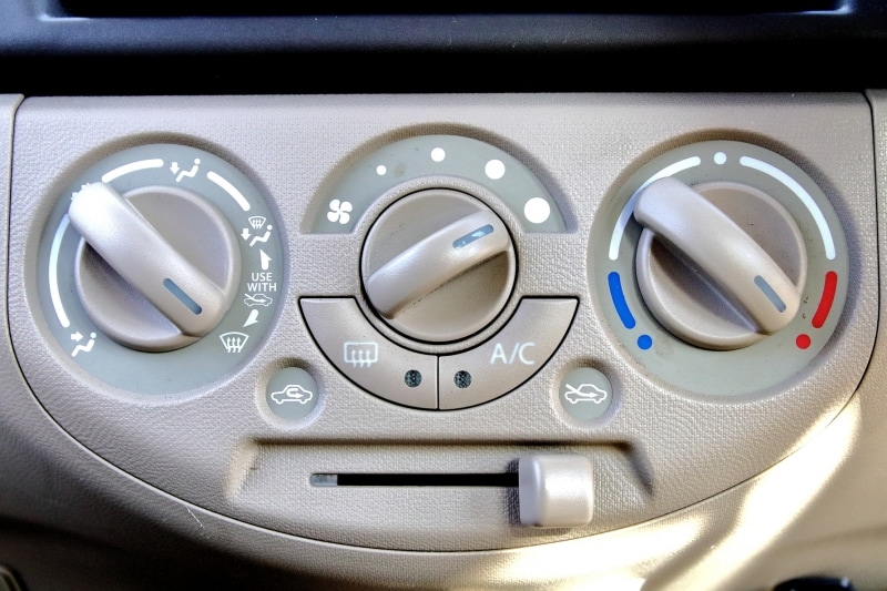 湯気が出でいるようなマークがデフロスターボタンです