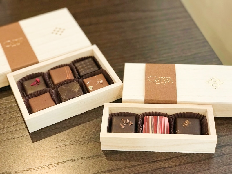 「ショコラトリー カルヴァ 北鎌倉 門前」の格調高い木箱入りボンボンショコラ（3個：960円／6個：1720円）