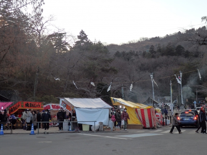 露店が並ぶ宝登山の山麓