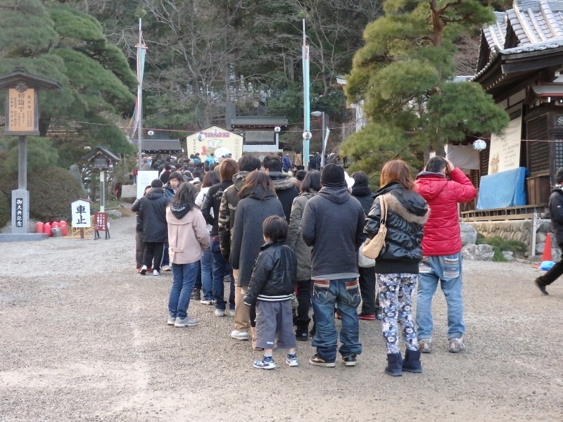二の鳥居の手前から始まる初詣客の行列（2015年1月1日15:54）