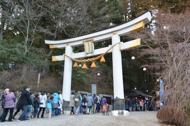 二の鳥居を潜る人の波