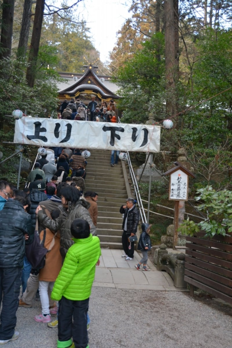 二の鳥居から本殿に向かう石段