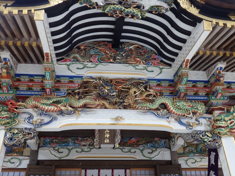 本殿正面の向拝を飾る5頭の竜の彫刻