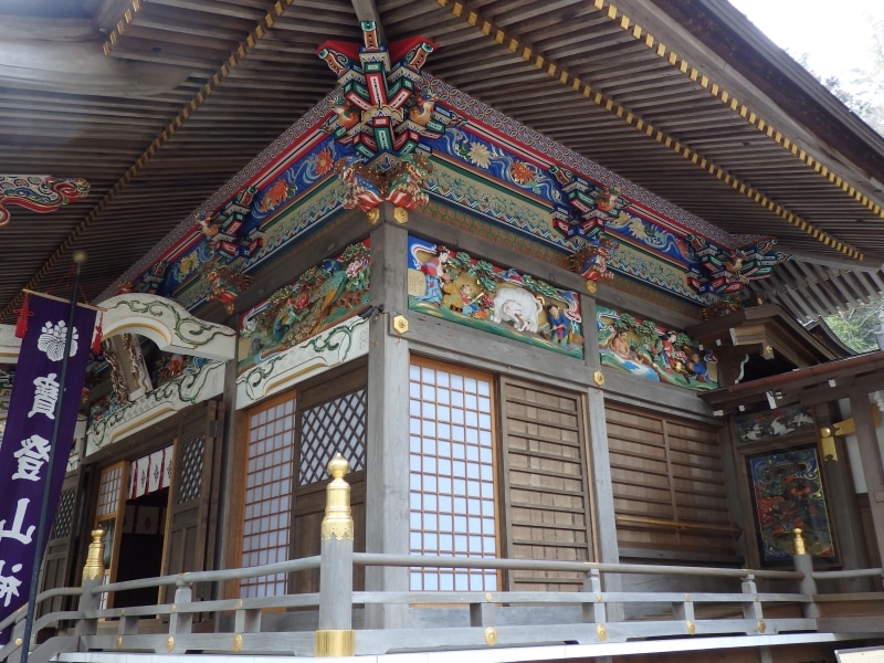 本殿をとりかこむ欄間に施された装飾