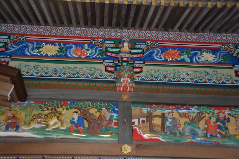 欄間の鮮やかな彩りで描かれる『二十四孝』