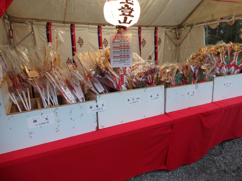 縁起物を並べる境内の売店