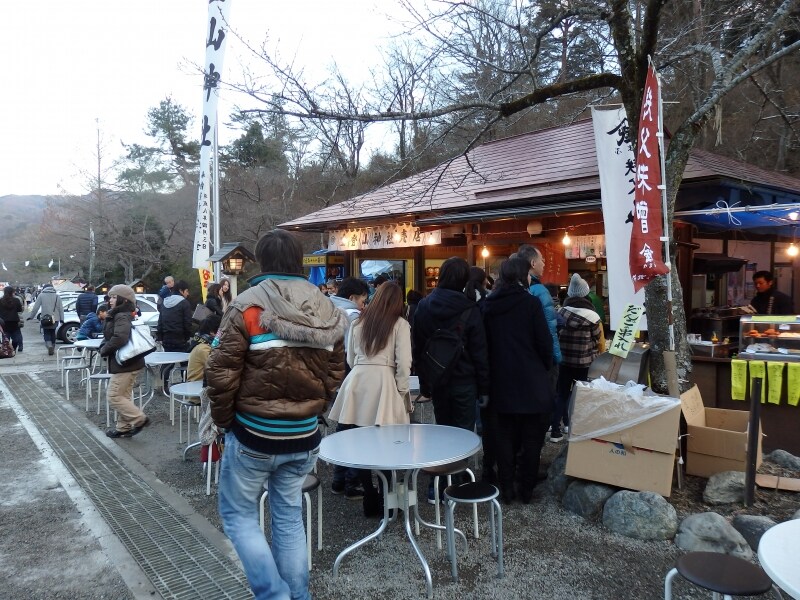 二の鳥居の東の茶屋風の売店