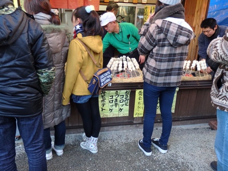 売店の入口で炭火焼きされる黄金だんご