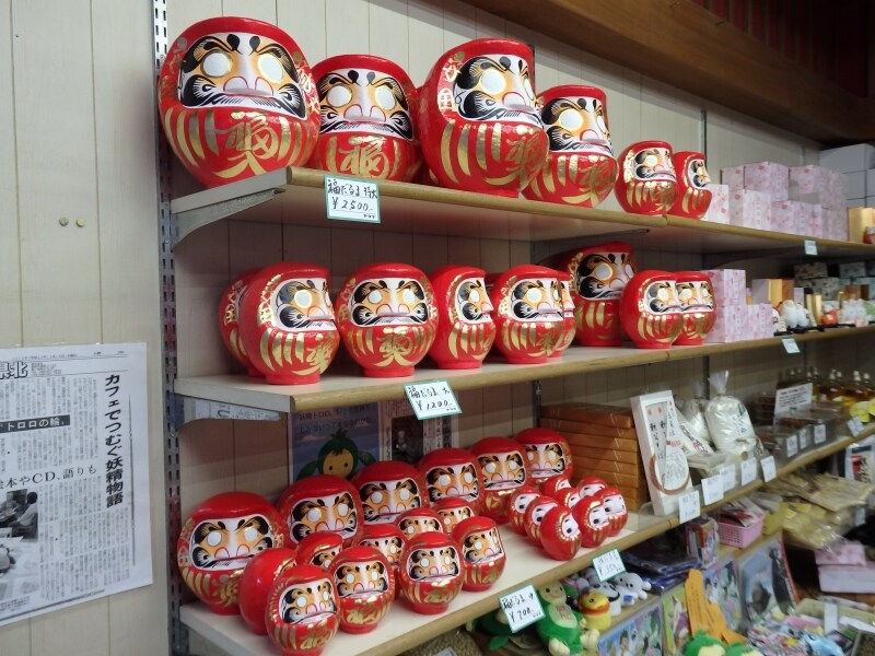 売店に並ぶ福だるま