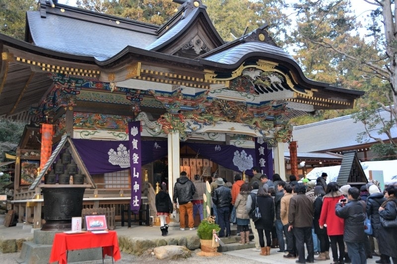 本殿前で参拝をする初詣客