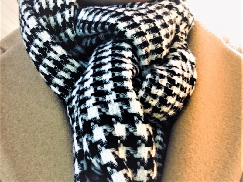 複雑な巻き方であってもボリュームがでるミラノ巻き。ウール素材のストールマフラーを選ぶことで秋冬のマフラーとして着こなせます。