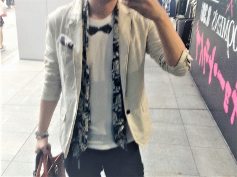 カジュアルジャケットに合わせた春夏ストール。肩から垂らしただけの着こなし。