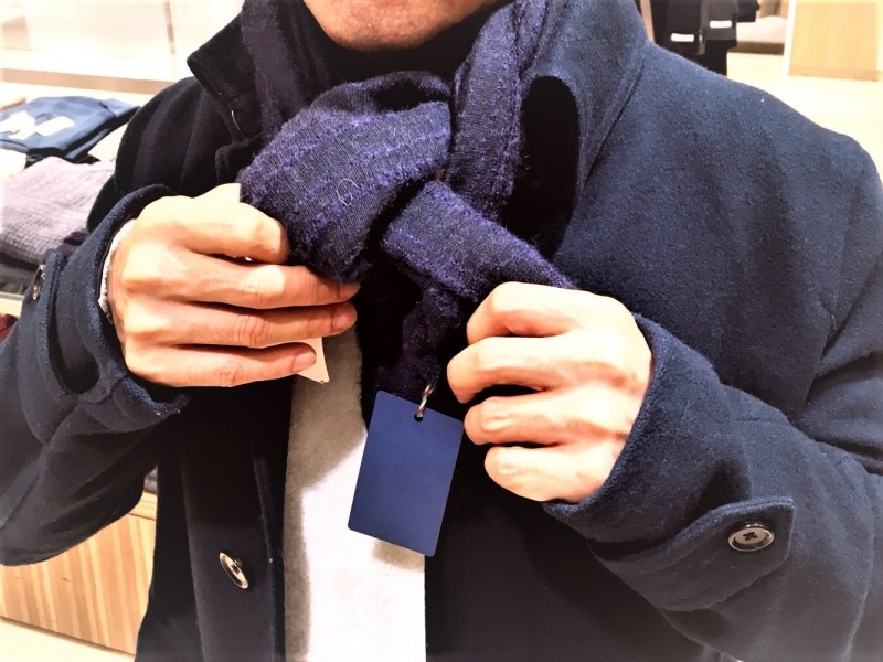 左右バランスが2：1になるよう肩からストール垂れている右側のストール先端を、この小さい輪っかに通し形を整えて完成です。