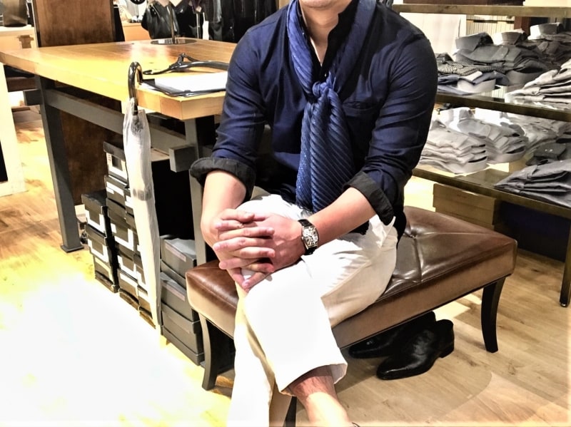 シャツに合わせた春夏ストール。ネクタイ巻きのように短くグルっと巻いている。