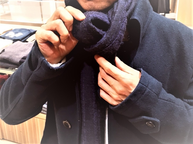 輪っかの上から右手を突っ込み、左の生地を輪っかの中に一部引っ張り上げ、小さい輪っかをつくります。