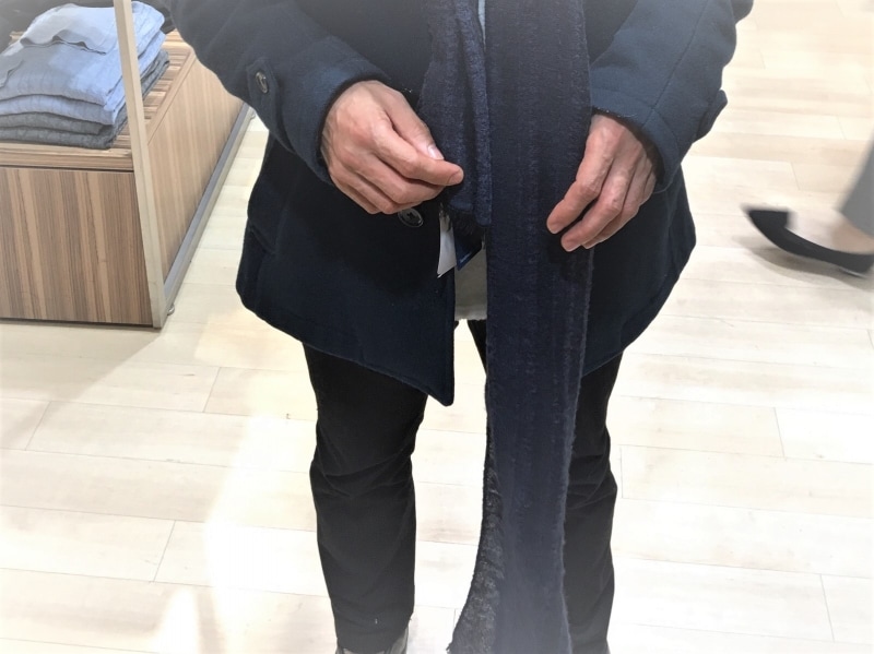 左右バランスが2：1になるよう肩からストールを垂らします。