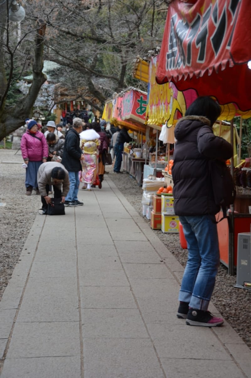 露天が軒を連ねる二の鳥居から境内に向かう参道