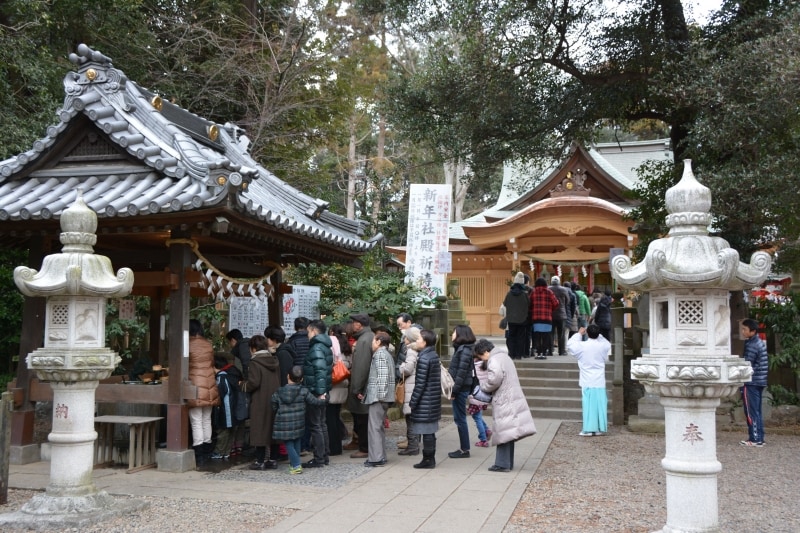 手水舎越しに見る久伊豆神社の拝殿（2015年1月2日10:21）