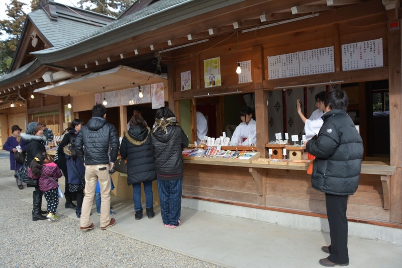 拝殿の東に設けられた神札所