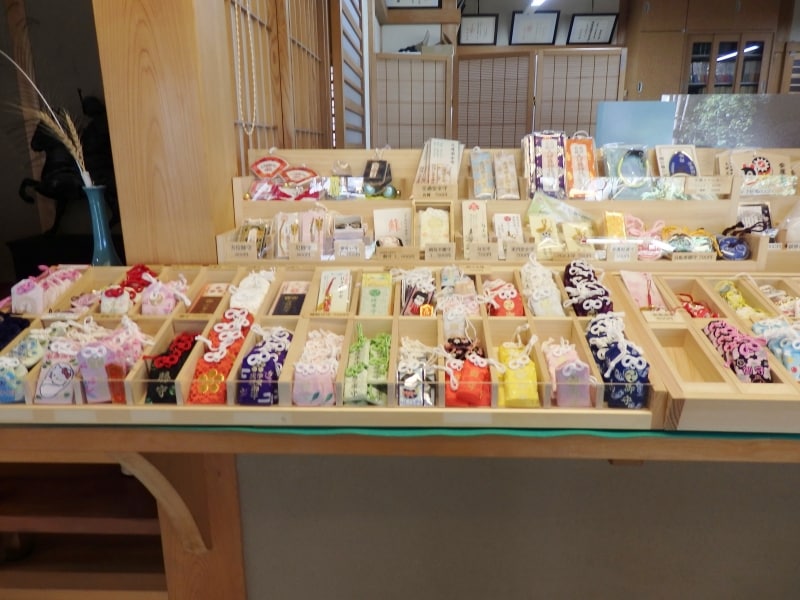 神札所に並ぶ種類豊富なお守り