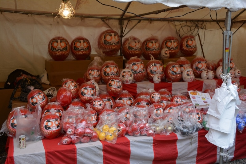 境内の売店で売られている福だるま