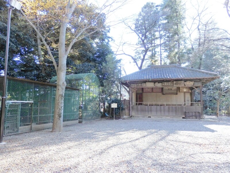 神楽殿の横に設置される鳥小屋