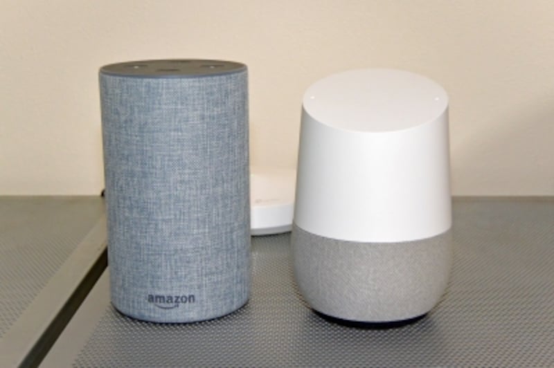 オフィスに設置しているスマートスピーカー。「Amazon Echo」（左）ではAmazon提供のAIアシスタント「Alexa（アレクサ）」が、「Google Home」（右）では「Googleアシスタント」が利用できます。