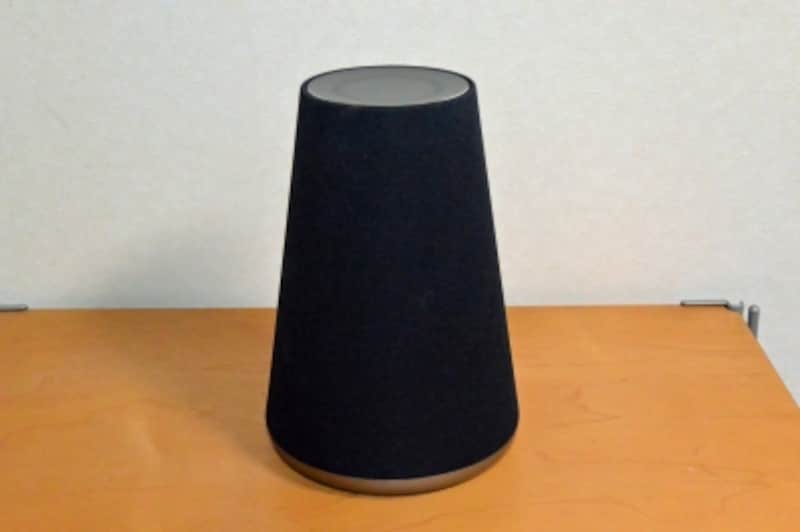 赤外線リモコン機能を備えたLINEの「Clova WAVE」は、テレビのオン、オフなどの操作のため、リビングに設置しています。